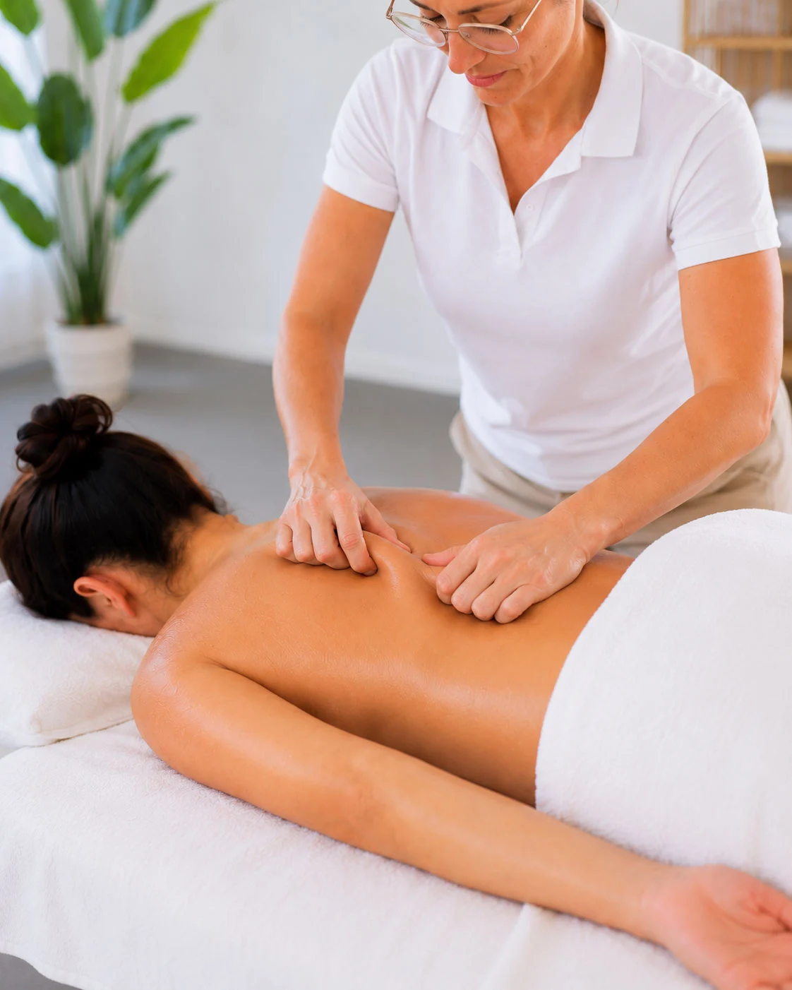 Bindegewebsmassage im Massage Zentrum Dübendorf an Rücken und Faszien